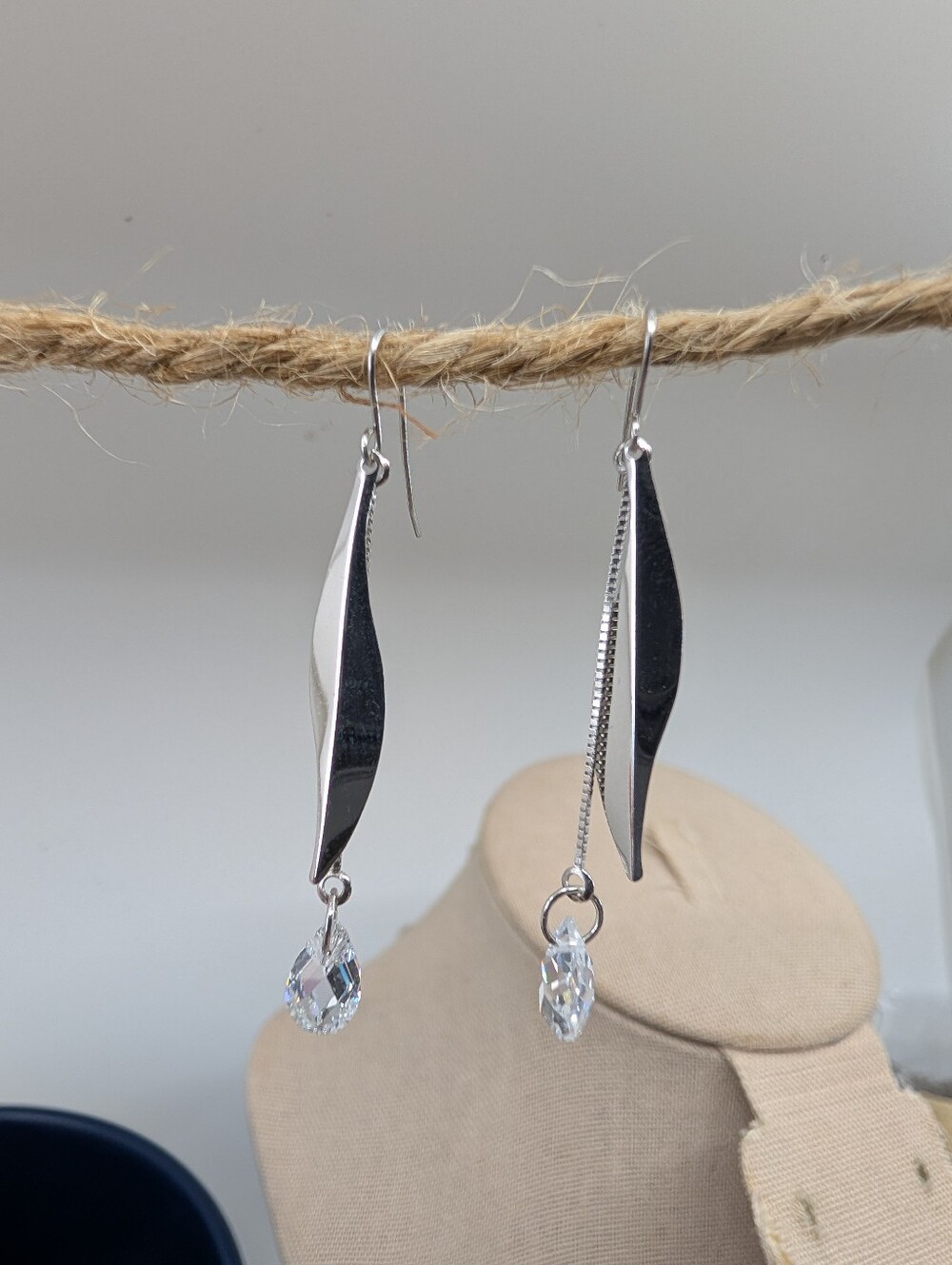 Vintage QVC Diamonique 14K White Gold Leaf Dangle Earrings 2" Drop - Picture 10 of 17